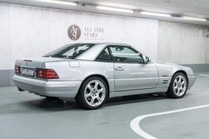 Один из 12 Mercedes-Benz SL 320 Mille Miglia 2000 года