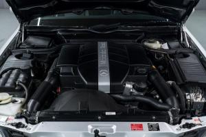 Один из 12 Mercedes-Benz SL 320 Mille Miglia 2000 года