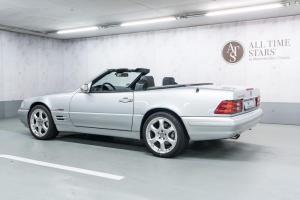 Один из 12 Mercedes-Benz SL 320 Mille Miglia 2000 года