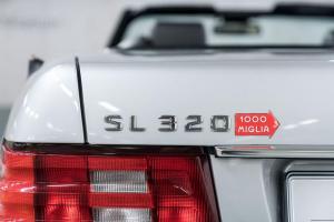 Один из 12 Mercedes-Benz SL 320 Mille Miglia 2000 года
