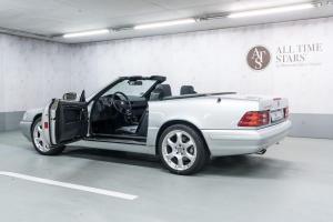 Один из 12 Mercedes-Benz SL 320 Mille Miglia 2000 года