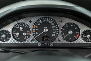 Один из 12 Mercedes-Benz SL 320 Mille Miglia 2000 года
