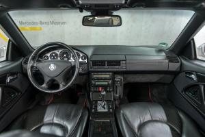 Один из 12 Mercedes-Benz SL 320 Mille Miglia 2000 года