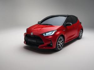 Toyota Yaris Hybrid 2019 года