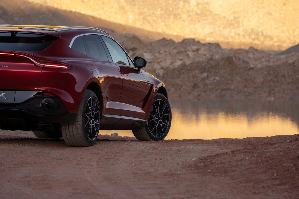 Aston Martin DBX 2020 года