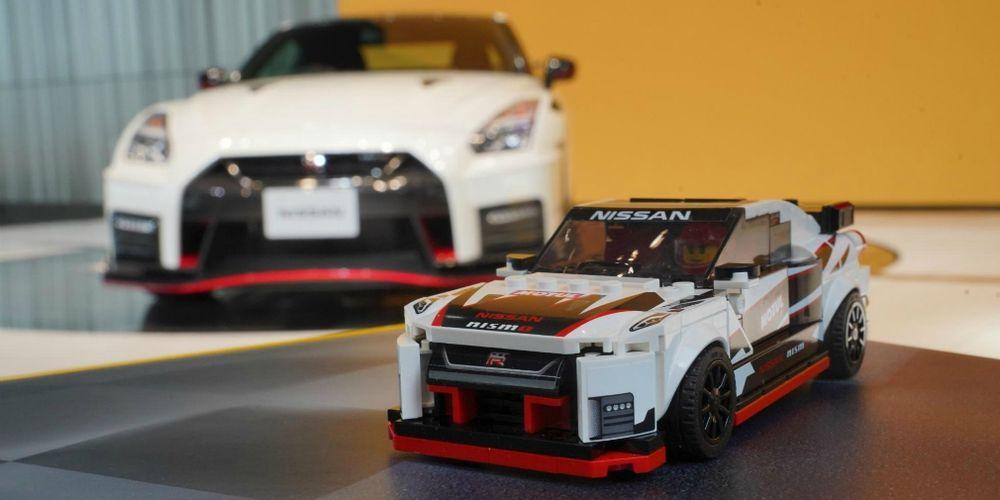 Эффектный Nissan GT-R из трёх сотен кубиков Lego
