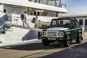 Land Rover Defender стилизовали под яхту
