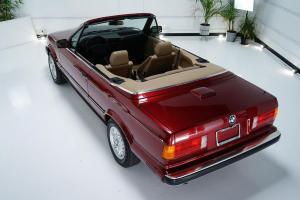 BMW 325i Convertible в цвете Calypso Red 1990 года