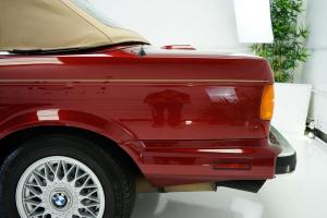 BMW 325i Convertible в цвете Calypso Red 1990 года
