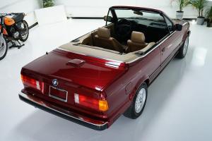 BMW 325i Convertible в цвете Calypso Red 1990 года