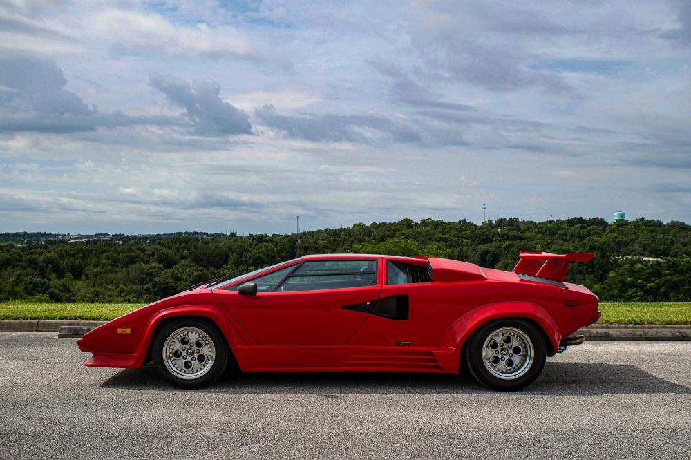 Lamborghini Countach 5000 QV С открытыми дверями