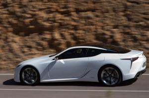 Lexus LC500h 2017 года