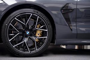 BMW M8 Competition Gran Coupe в цвете Brands Hatch Grey