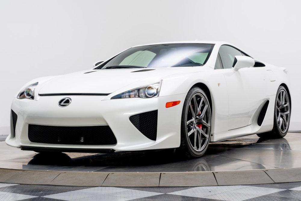 За 32 миллиона рублей продается звездный Lexus LF-A