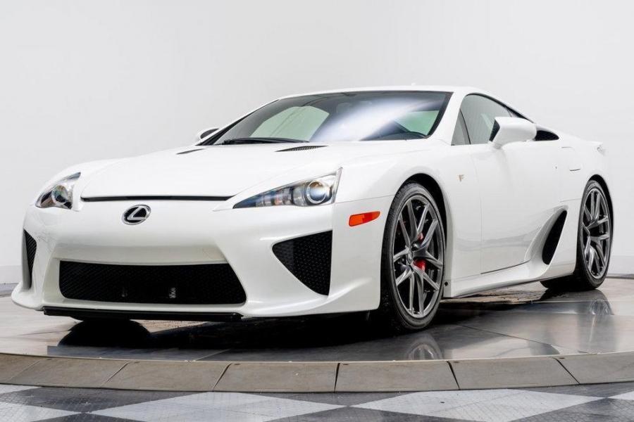 За 32 миллиона рублей продается звездный Lexus LF-A