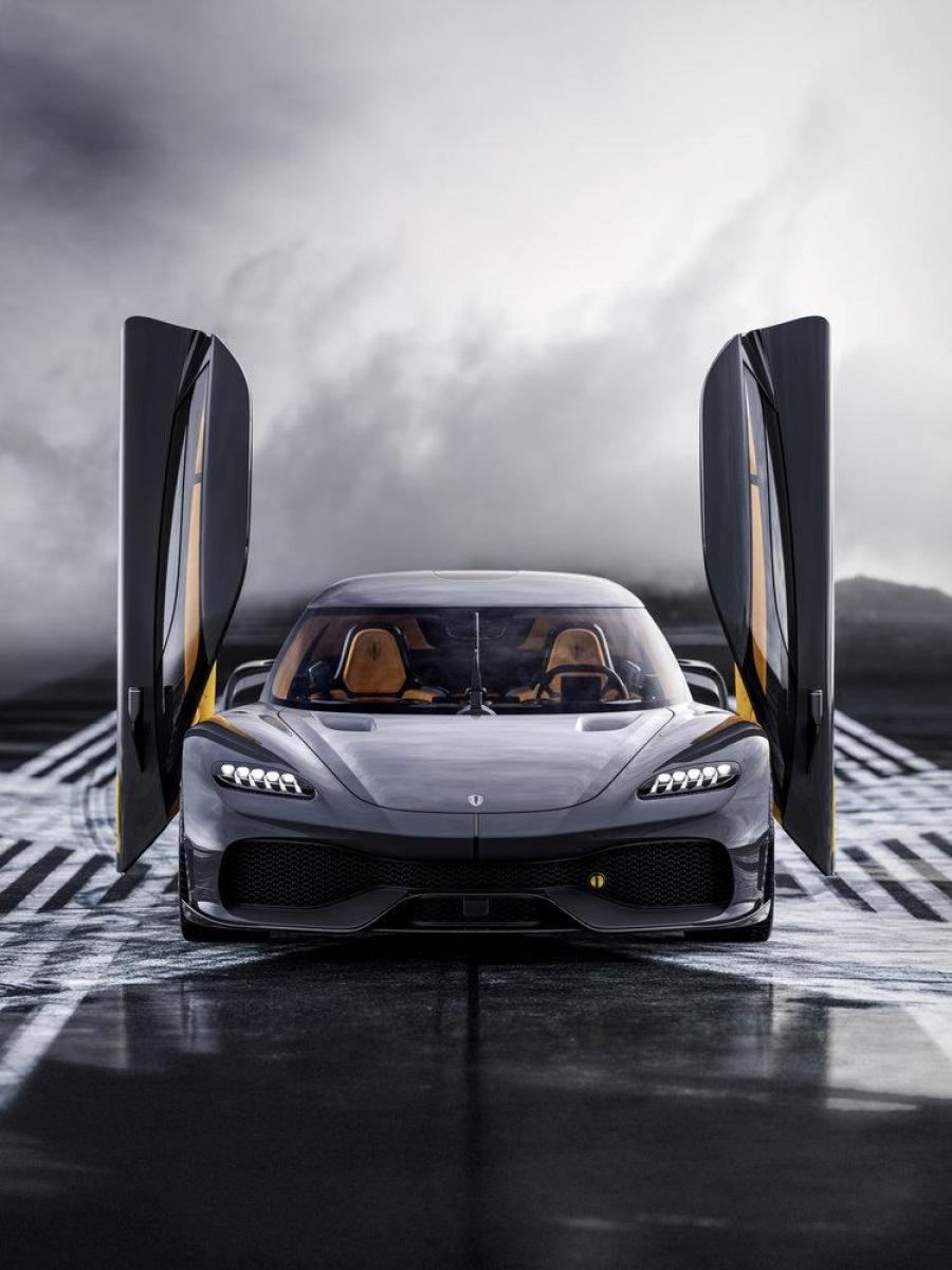 Koenigsegg представила две новинки с технологичной начинкой