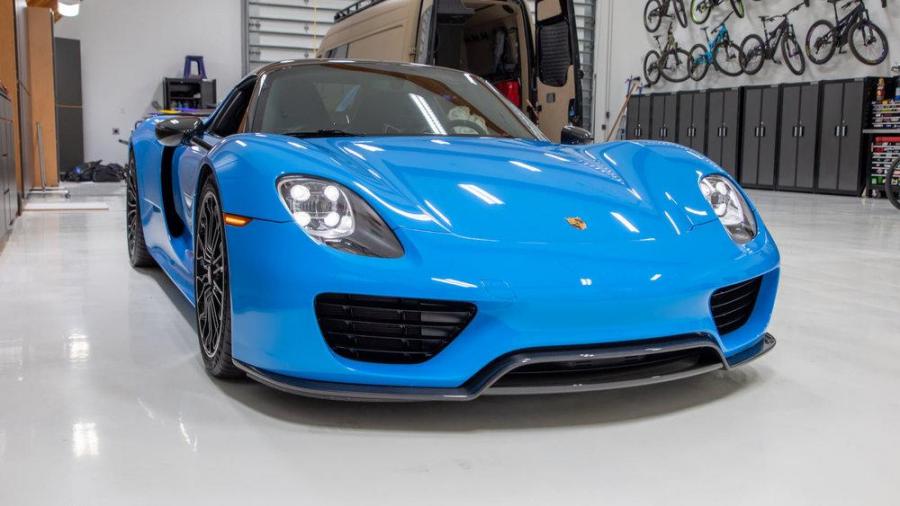 Выставлен на аукцион Porsche 918 Spyder в блестящем исполнении Riviera Blue