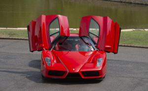 Подается Ferrari Enzo, пилотируемый Шумахером