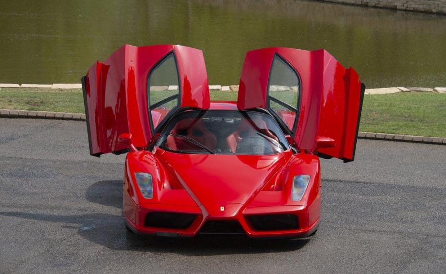 Подается Ferrari Enzo, пилотируемый Шумахером