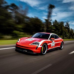 Культовый триколор в облике Porsche Taycan