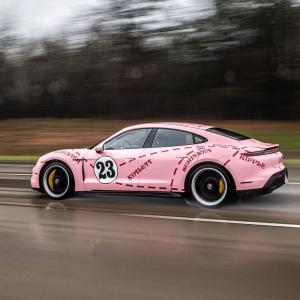 Культовый триколор в облике Porsche Taycan
