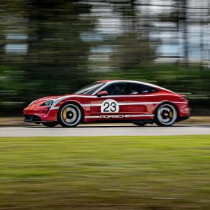 Культовый триколор в облике Porsche Taycan