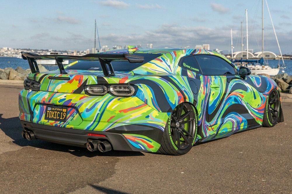 Camaro 2019 года с токсичным окрасом  билет в красочный мир SEMA