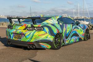 Camaro 2019 года с токсичным окрасом  билет в красочный мир SEMA
