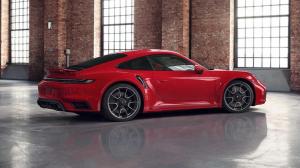 Porsche Exclusive продемонстрировало доработанный 911 Turbo S в красном цвете