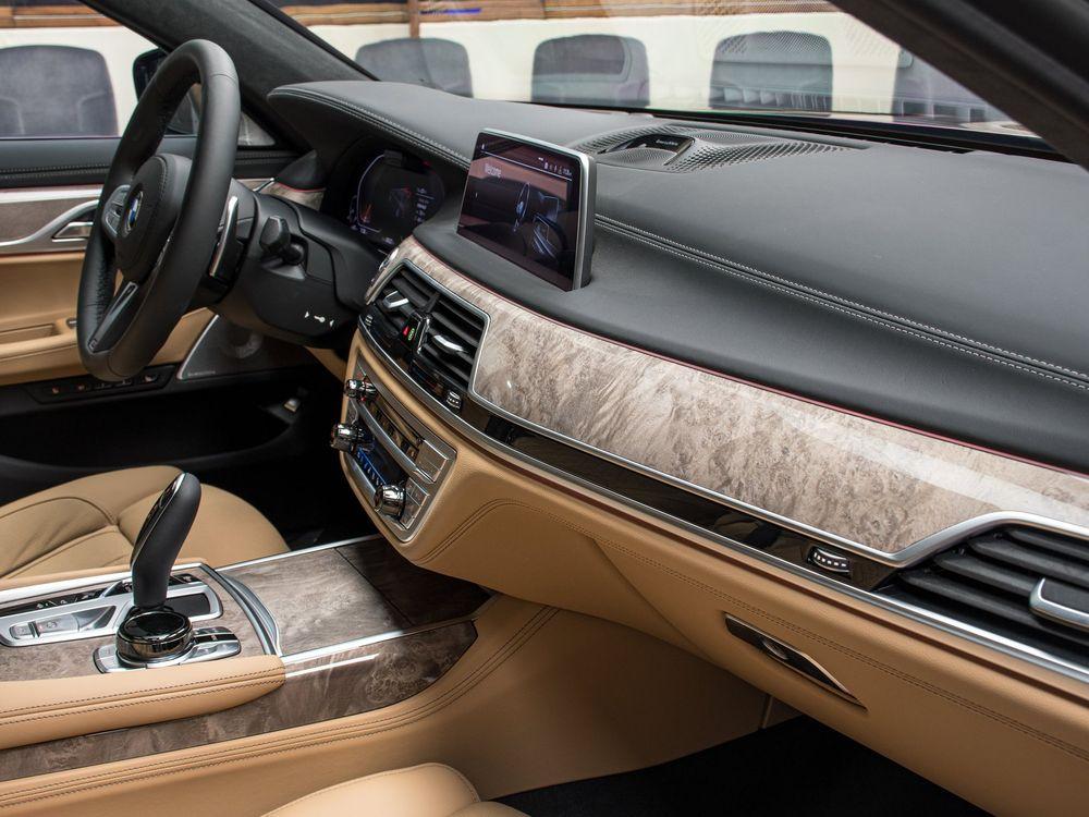 BMW 750li XDRIVE розовая