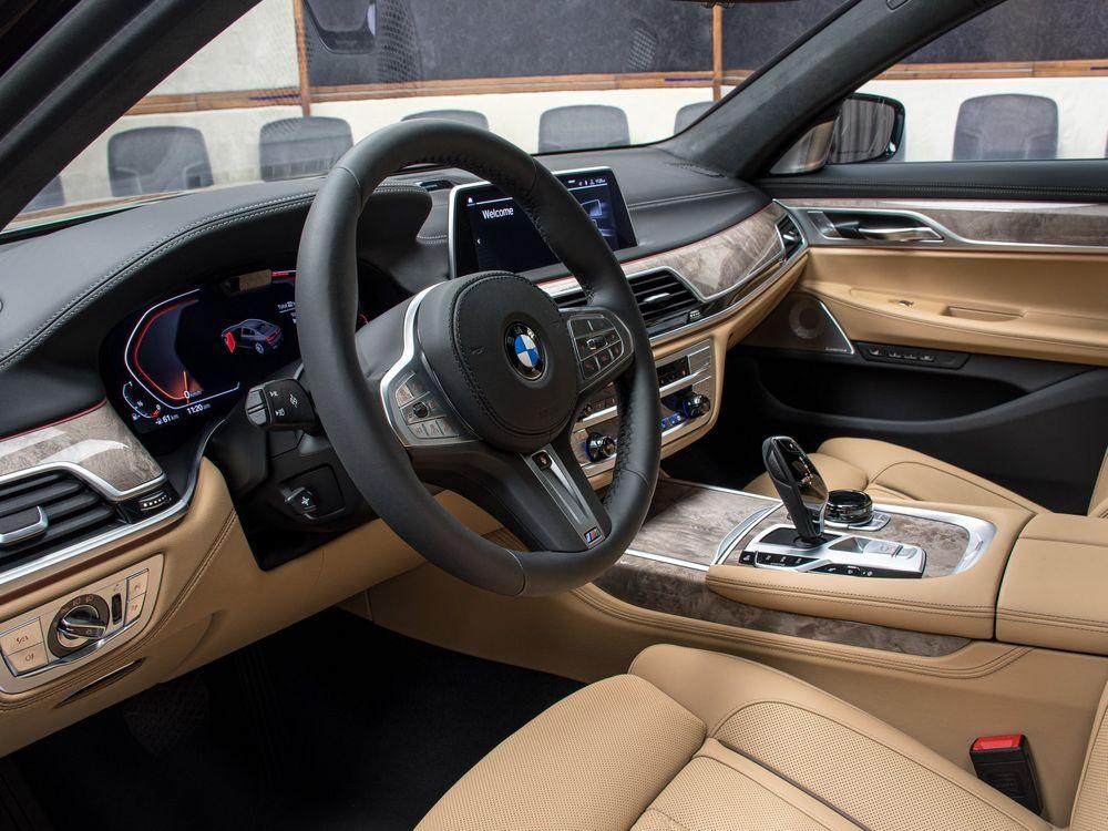 BMW 750li XDRIVE розовая