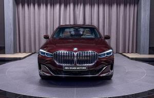 BMW 750Li 2020 года пытается выглядеть лихо в королевском бордовом красном цвете