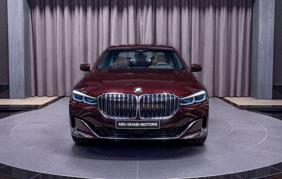 BMW 750Li 2020 года пытается выглядеть лихо в королевском бордовом красном цвете