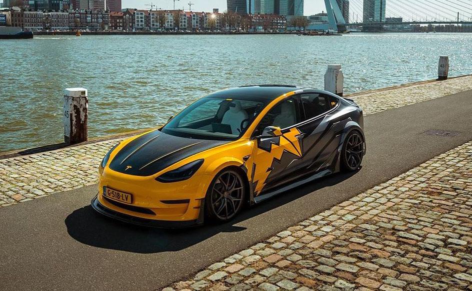 Широкотелый Tesla Model 3 «Yellow Flash» получил карбоновый капот и