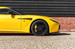 Aston Martin V12 Zagato 2013 года, в цвете Sunburst Yellow, Nicholas Mee & Co.