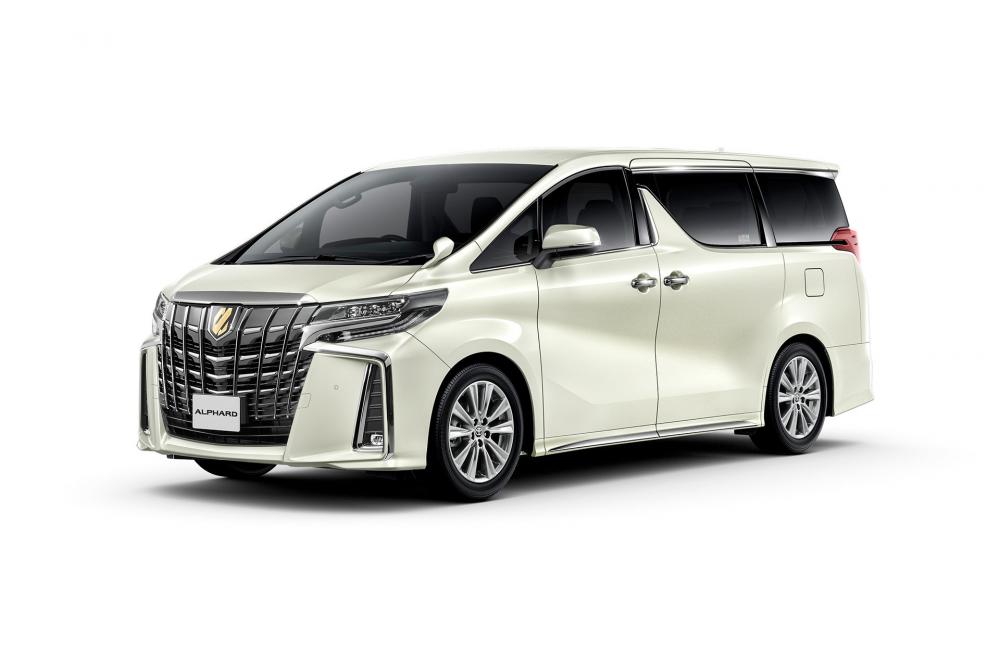 Toyota выделила золотистым цветом минивэны Alphard и Vellfire