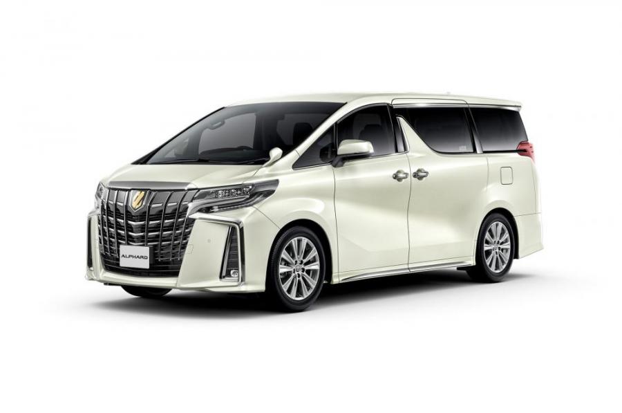 Toyota выделила золотистым цветом минивэны Alphard и Vellfire
