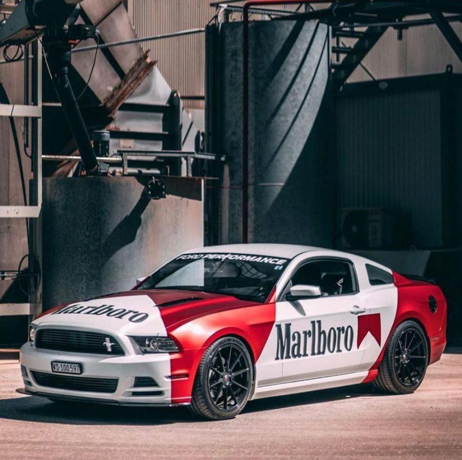 Ford Mustang выглядит круто в обертке Marlboro 5.0