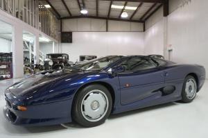 Jaguar XJ220 1994 года, в цвете Le Mans Blue
