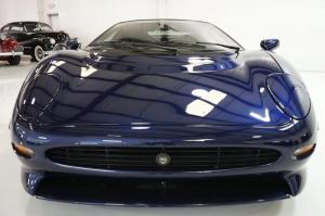 Jaguar XJ220 1994 года, в цвете Le Mans Blue