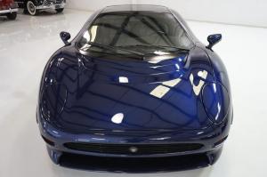 Jaguar XJ220 1994 года, в цвете Le Mans Blue