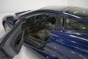 Jaguar XJ220 1994 года, в цвете Le Mans Blue