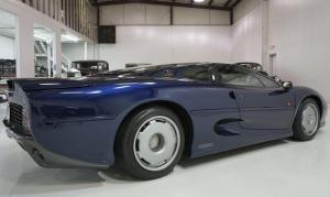 Jaguar XJ220 1994 года, в цвете Le Mans Blue
