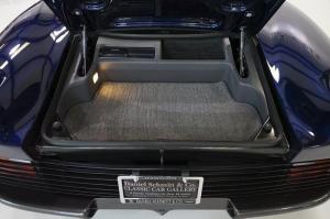 Jaguar XJ220 1994 года, в цвете Le Mans Blue