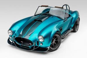 Посмотрите на Superformance MKIII-R в кузове Cobra с собранным вручную техническим оснащением