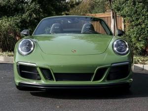 Оливково-зеленый Porsche 911 GTS Cabriolet напоминает оливку для Martini
