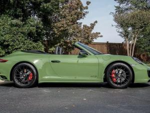 Porsche 911 GTS Cabriolet by Porsche Exclusive 2020 года, в цвете Olive Green