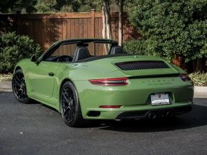 Porsche 911 GTS Cabriolet by Porsche Exclusive 2020 года, в цвете Olive Green