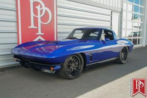 За 600 000 долларов можно купить 10 Corvette C8 или рестомод Corvette 1963 года с раздельными окнами