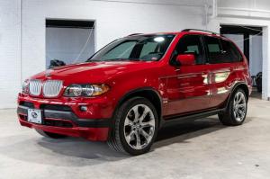 Обратите внимание на BMW X5 4.8iS 2004 года в цвете Imola Red